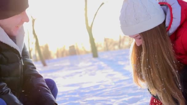 Casal se divertindo no parque de inverno — Vídeo de Stock