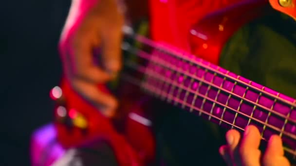 homme jouant guitare basse 