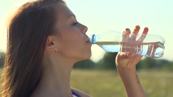 Gezonde tiener meisje drinkwater — Stockvideo