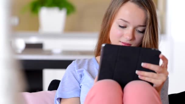 Tonårig flicka använder tablet — Stockvideo