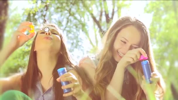 Beleza adolescente meninas se divertindo ao ar livre . — Vídeo de Stock