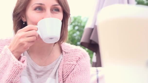 Średniej wieku kobieta pije kawę — Wideo stockowe
