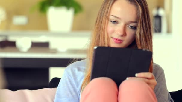 Adolescente utilisant une tablette — Video