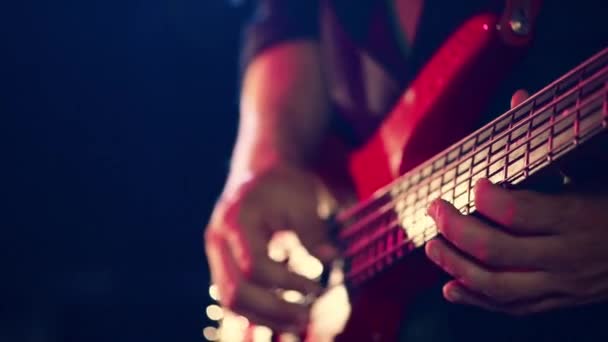 Uomo che suona la chitarra al concerto rock — Video Stock