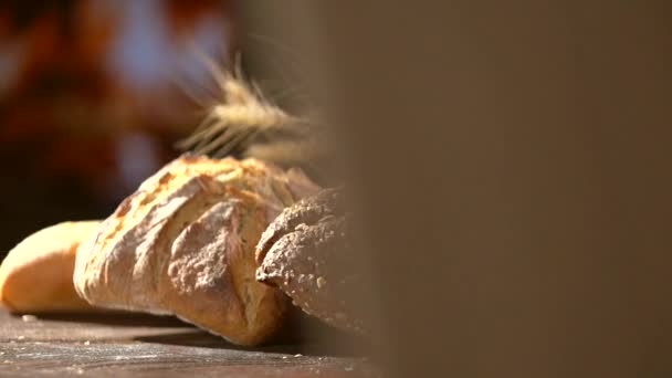 Хлеб на деревянном столе — стоковое видео