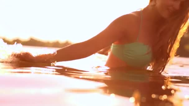 Zomer model meisje spatten water — Stockvideo