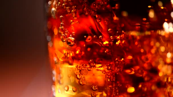 Cola com gelo e bolhas — Vídeo de Stock