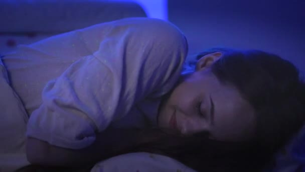 Κορίτσι ομορφιά στον ύπνο στο κρεβάτι τη νύχτα — Αρχείο Βίντεο