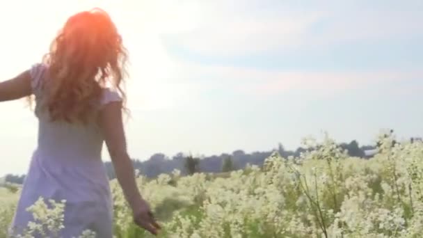 Mujer divertirse al aire libre — Vídeos de Stock