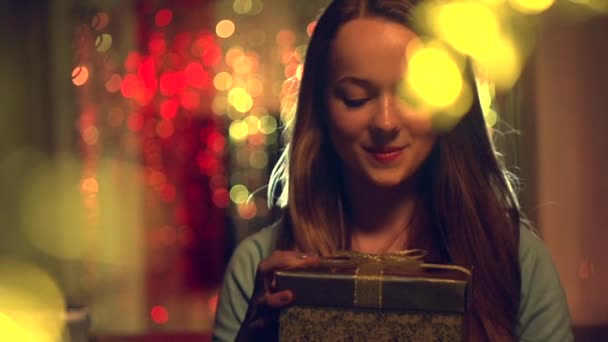 Chica abre caja de regalo de Navidad — Vídeo de stock