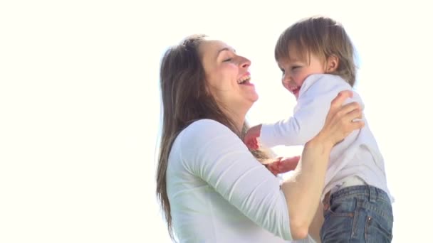 Moeder en baby in voorjaar park. — Stockvideo