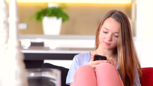 Tonårig flicka talar i mobiltelefon — Stockvideo