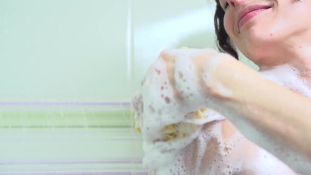 Belle fille profiter de douche . — Video