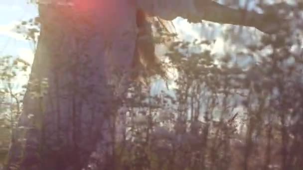 Девушка с весельем на открытом воздухе — стоковое видео