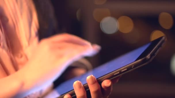 jeune femme utilisant un ordinateur tablette