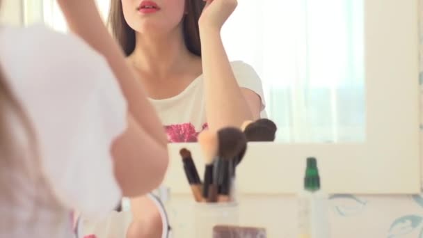 Menina aplicando Mascara — Vídeo de Stock