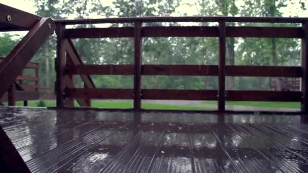 Puddles sur la terrasse sous la pluie — Video