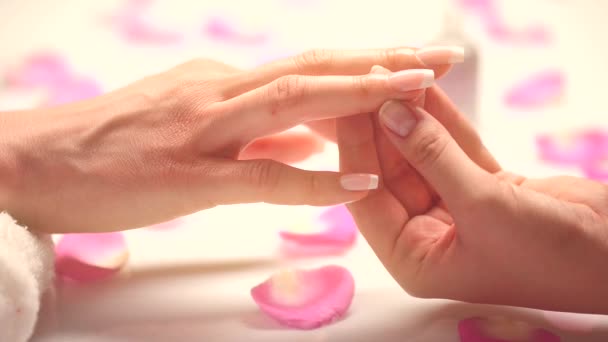 爪のケア。キューティクル オイルの治療 — ストック動画