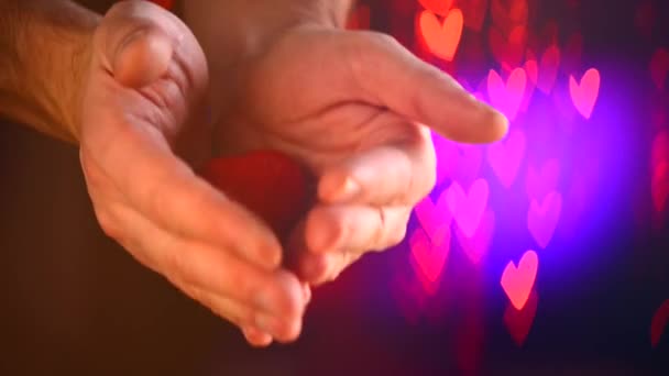 Corazón de San Valentín en las manos del hombre — Vídeos de Stock