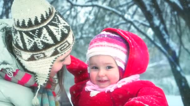 Familia de invierno divirtiéndose al aire libre — Vídeos de Stock