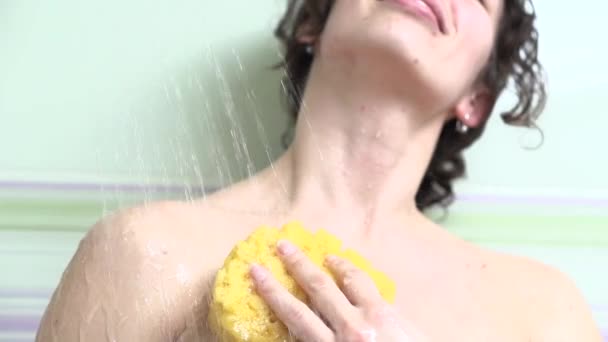 Hermosa chica tomando una ducha — Vídeo de stock