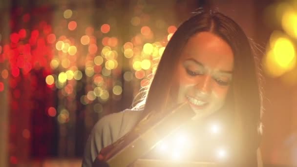 Ragazza apre scatola regalo di Natale — Video Stock