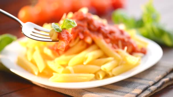 Penne de pasta con salsa boloñesa — Vídeos de Stock