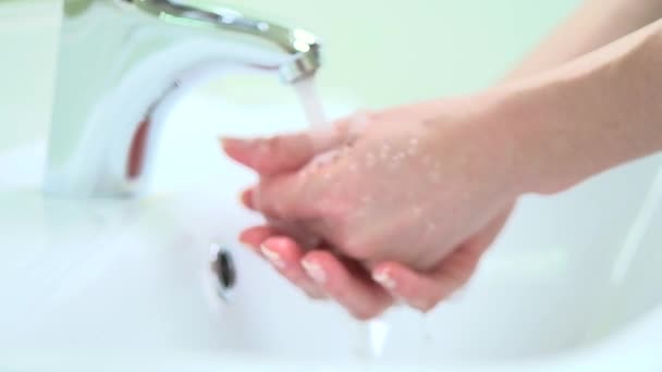 Žena mytí rukou. — Stock video