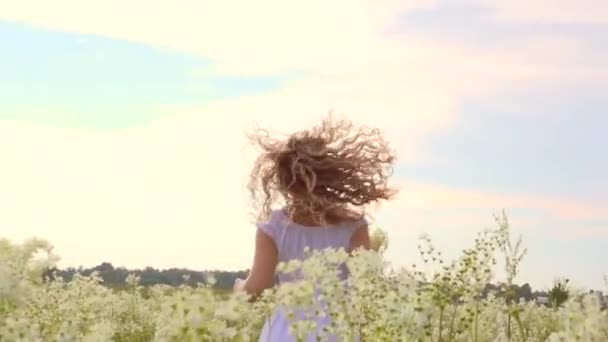 Mujer joven divirtiéndose al aire libre — Vídeo de stock