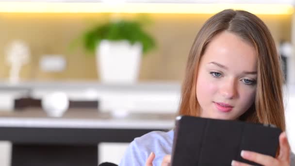 Tablet kullanan genç kız — Stok video