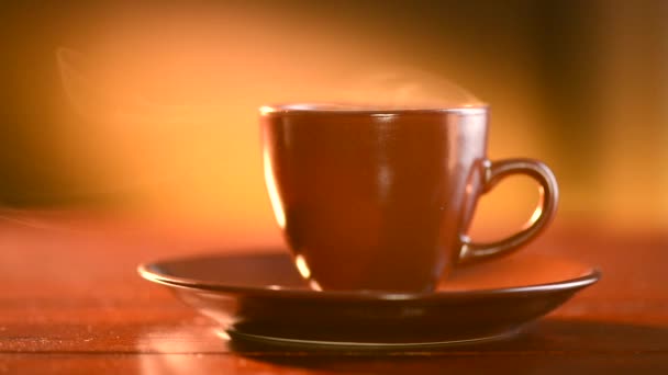 Коричневая чашка горячего напитка — стоковое видео