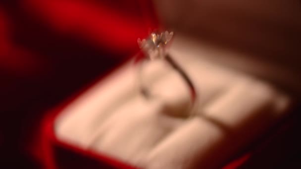 Ring van de diamant op satijn achtergrond — Stockvideo