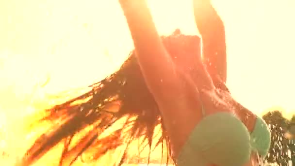 Modelo de verano chica salpicadura de agua — Vídeos de Stock