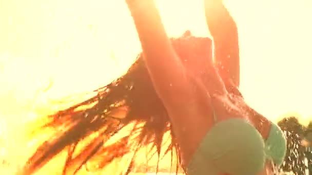 Zomer model meisje spatten water — Stockvideo