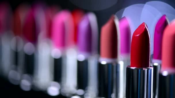 Mode kleurrijke lippenstiften — Stockvideo