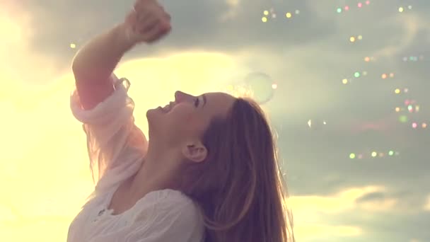 Chica feliz divirtiéndose al aire libre — Vídeo de stock