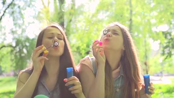 Beleza adolescente meninas se divertindo ao ar livre . — Vídeo de Stock