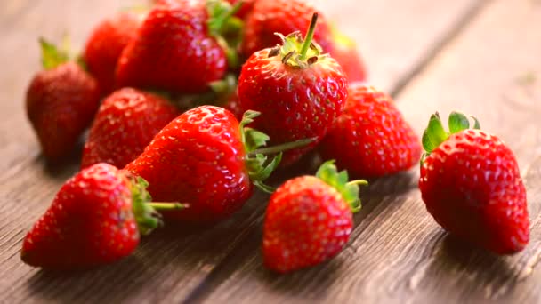 Fresh and ripe strawberries — Stock Video