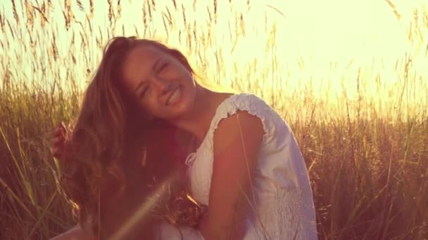 Chica con el pelo largo al aire libre — Vídeo de stock