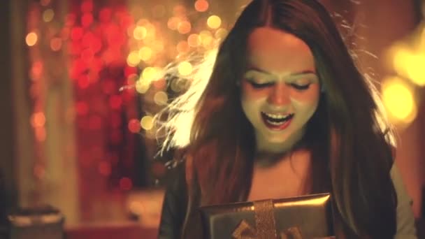 Ragazza apre scatola regalo di Natale — Video Stock