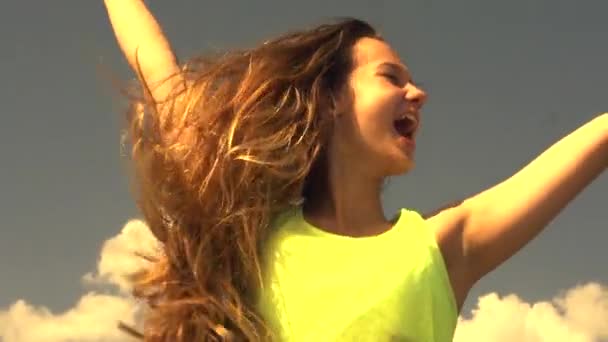 Девочка-подросток развлекается на свежем воздухе — стоковое видео