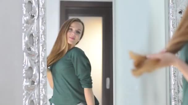 Ragazza adolescente guardando nello specchio — Video Stock