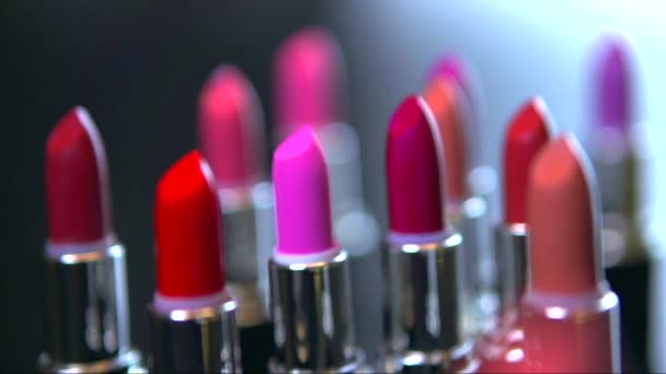 Mode kleurrijke lippenstiften — Stockvideo
