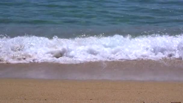 Middellandse zee golven over strand. — Stockvideo