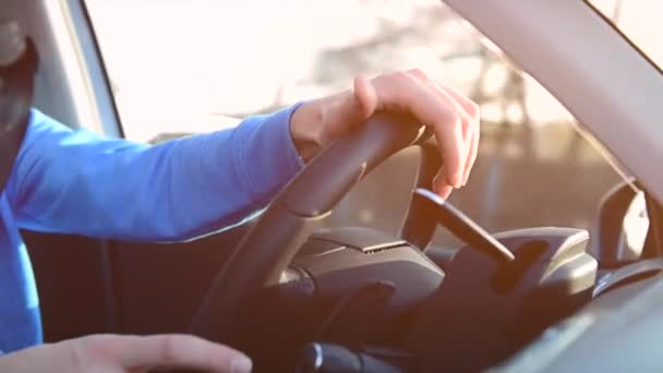 Mann am Steuer seines Autos — Stockvideo