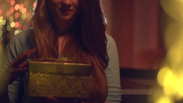 Krásy dívka otevírá Vánoční dárková krabička — Stock video