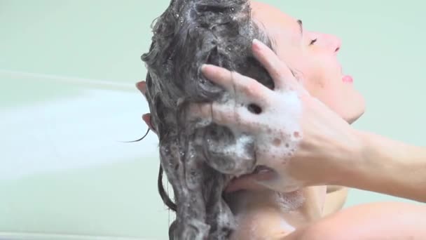 Jeune femme laver les cheveux — Video