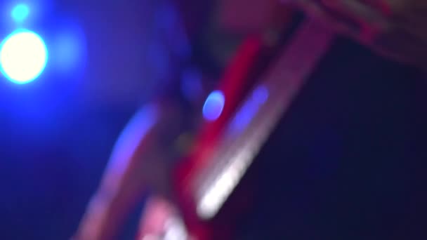 Man spelen gitaar op rockconcert — Stockvideo