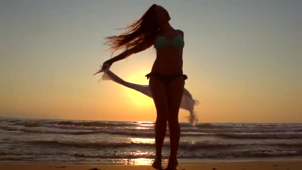 Chica en bikini bailando en la playa — Vídeo de stock