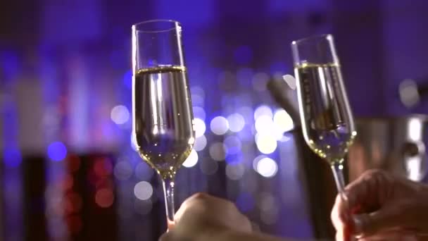 Glas med bubblande Champagne — Stockvideo